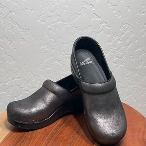 Dansko Clogs Women’s 38 US 7.5-8 Metallic Black Nursing Shoes